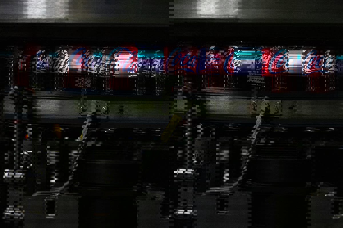 بسبب مخاطر صحية.. فرنسا تسحب عبوات لمشروب "كوكا كولا" من الأسواق