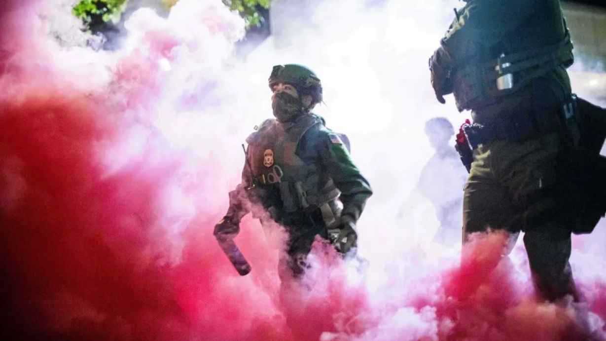 من بورتلاند إلى شيكاغو.. "قوات" ترامب تخاطر بجرّ أمريكا إلى "عصر الطغيان"