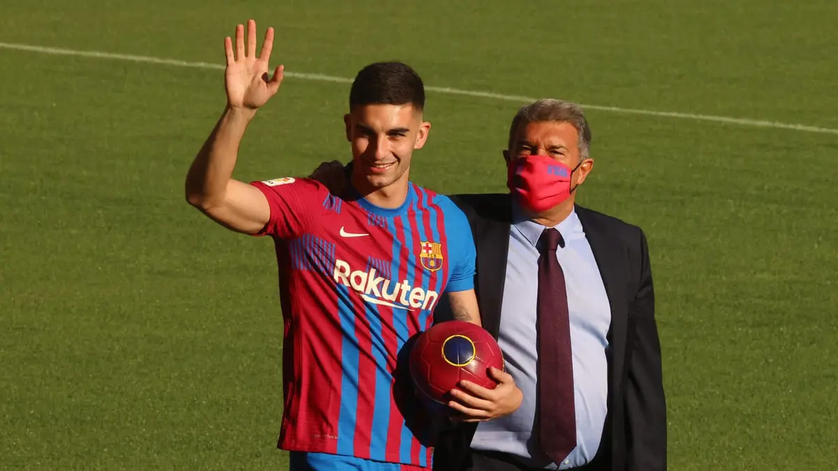 برشلونة يعلن إصابة فيران توريس وبيدري بفيروس كورونا