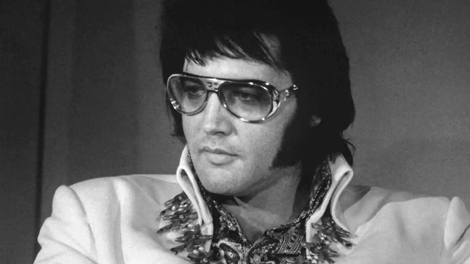 تفاصيل جديدة تعيد فتح الجدل حول وفاة إلفيس بريسلي