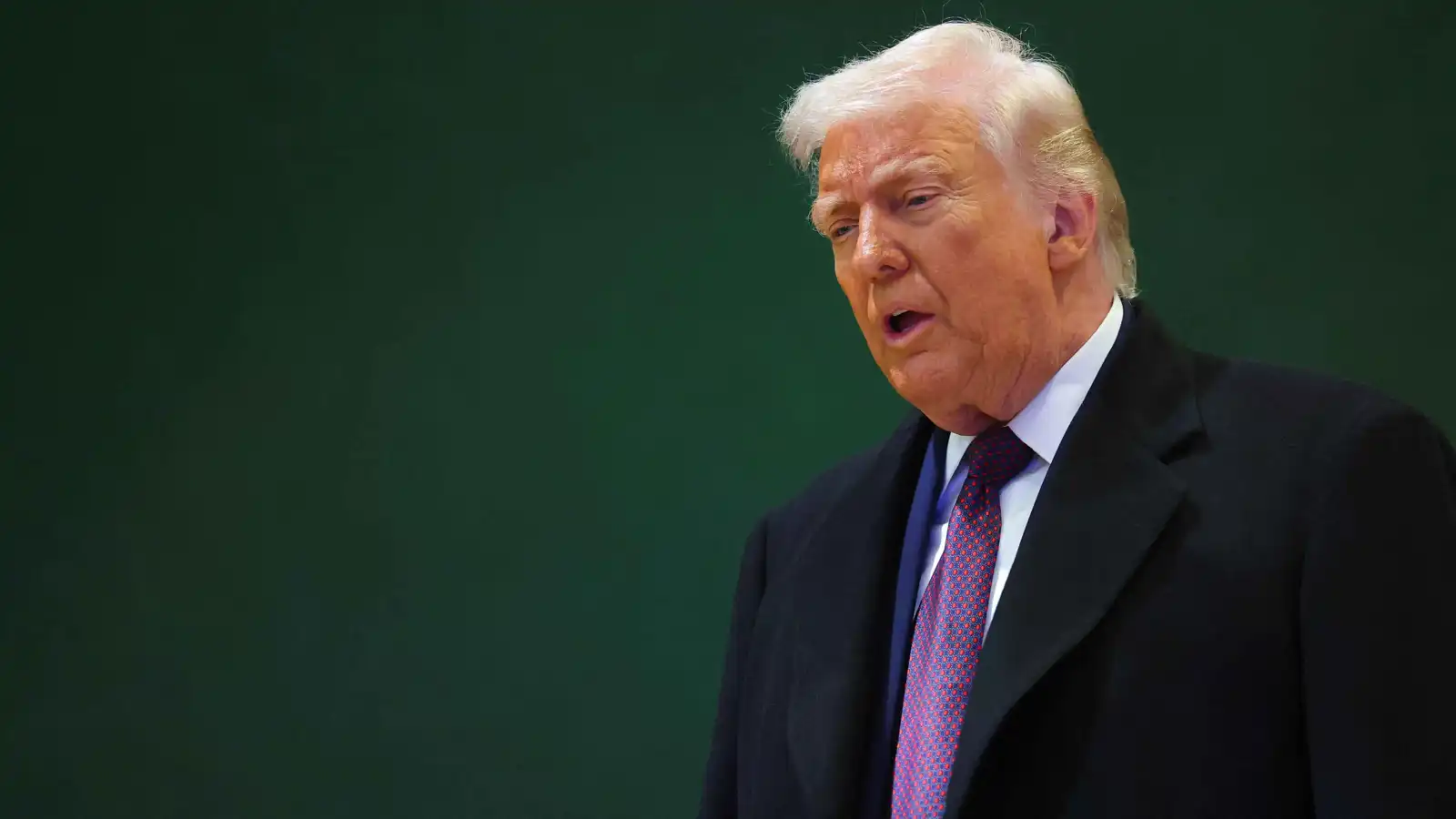 ترامب يعلن عن توجيه "قوة عسكرية هائلة" نحو إيران