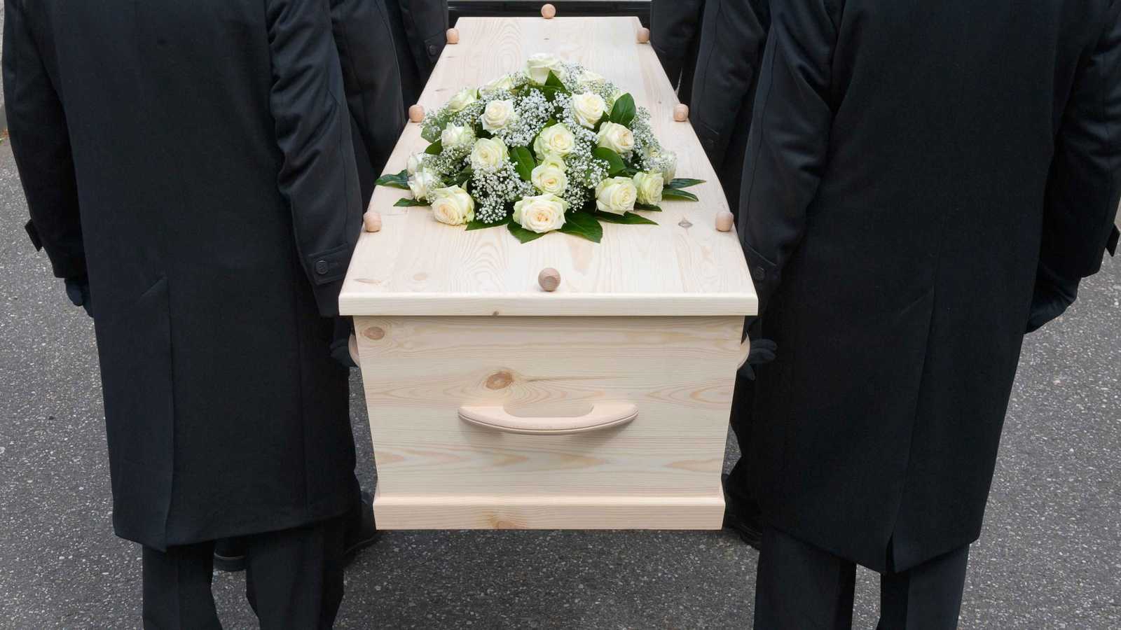 الهند.. رجل يتظاهر بموته ليرى من سيحزن عليه (صور)