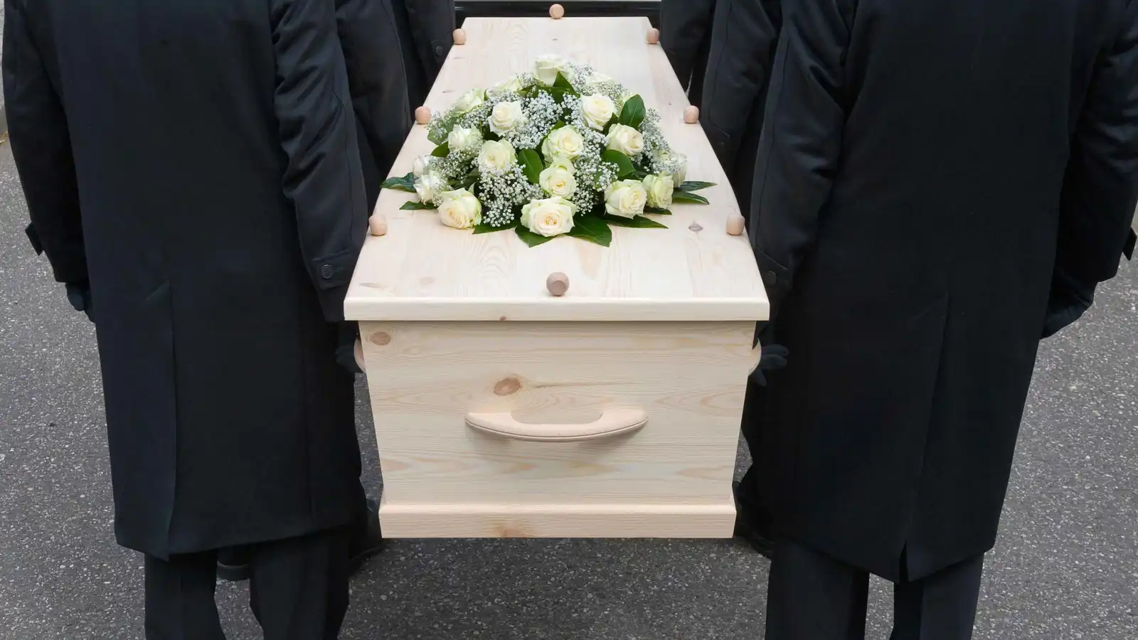 الهند.. رجل يتظاهر بموته ليرى من سيحزن عليه (صور)