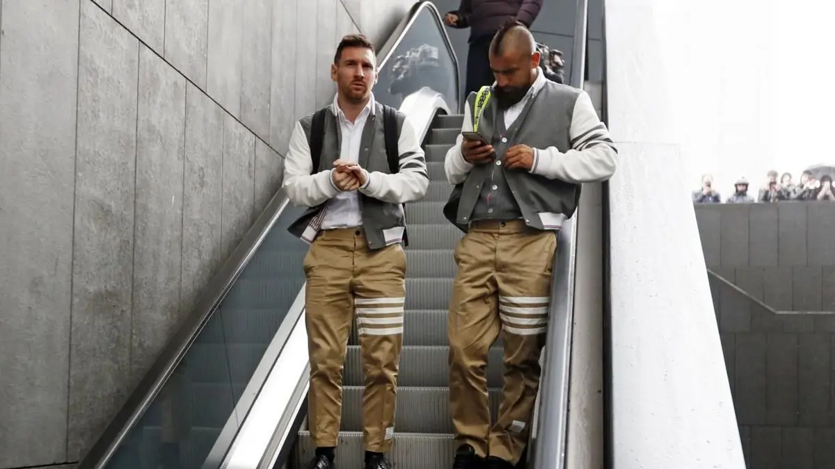 على رأسهم ميسي.. لاعبو برشلونة يرتدون زيًا غريبًا قبل موقعة أتلتيكو مدريد (شاهد)