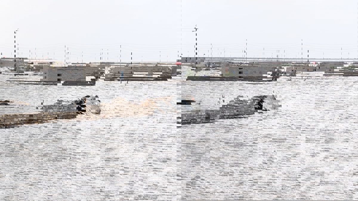 إنقاذ 200 عراقي غمرت السيول منازلهم شمال البصرة