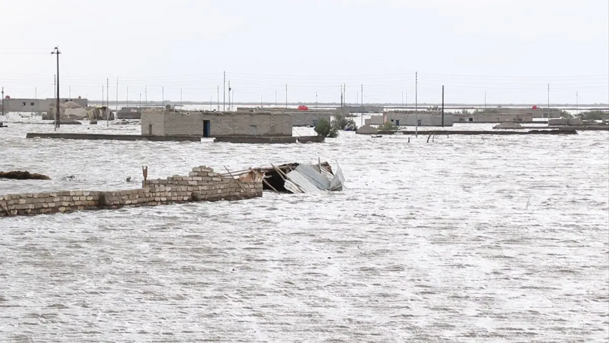 إنقاذ 200 عراقي غمرت السيول منازلهم شمال البصرة