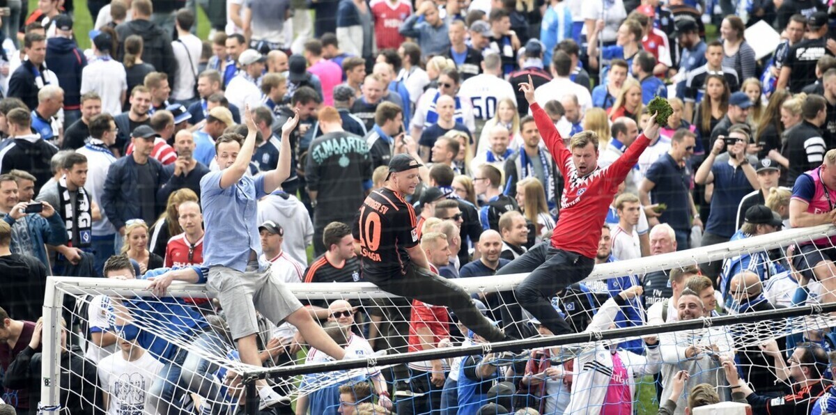 القبض على مشجعين سرقا عارضة المرمى.. تعرف على التفاصيل