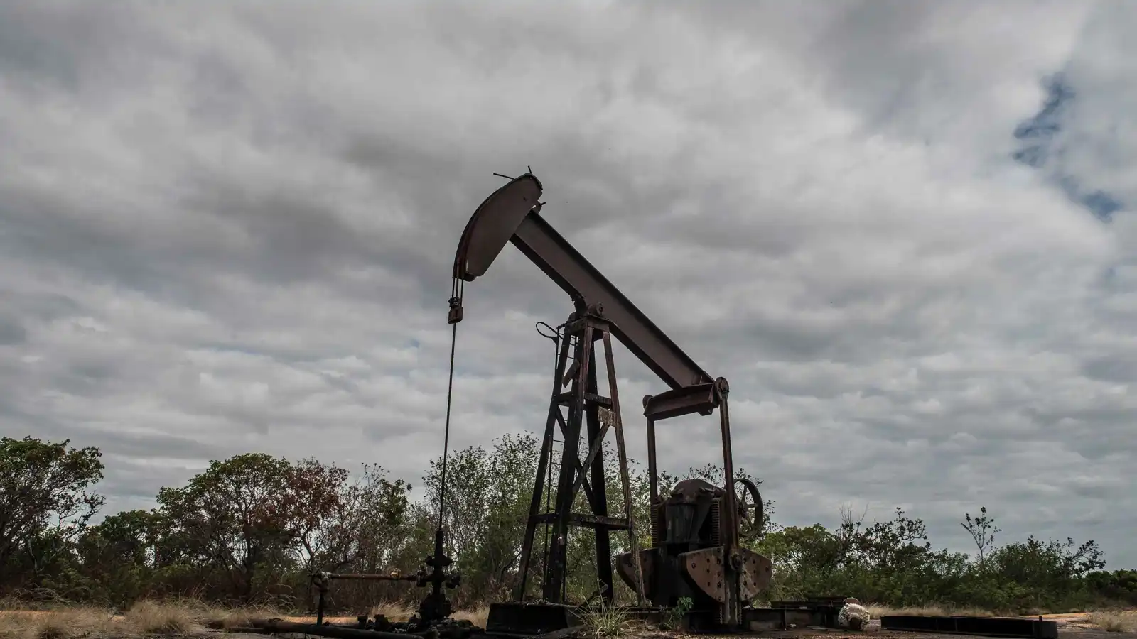 حين يبيع الأمريكيون نفط فنزويلا.. واشنطن الوسيط الأكبر في اقتصاد خصم سابق