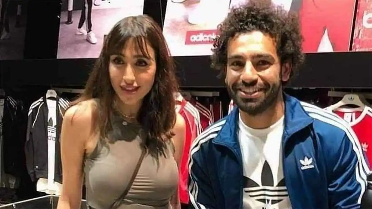 أجنبية واحدة وصاحبة الشائعة الأشهر.. 16 امرأة يتابعهن محمد صلاح