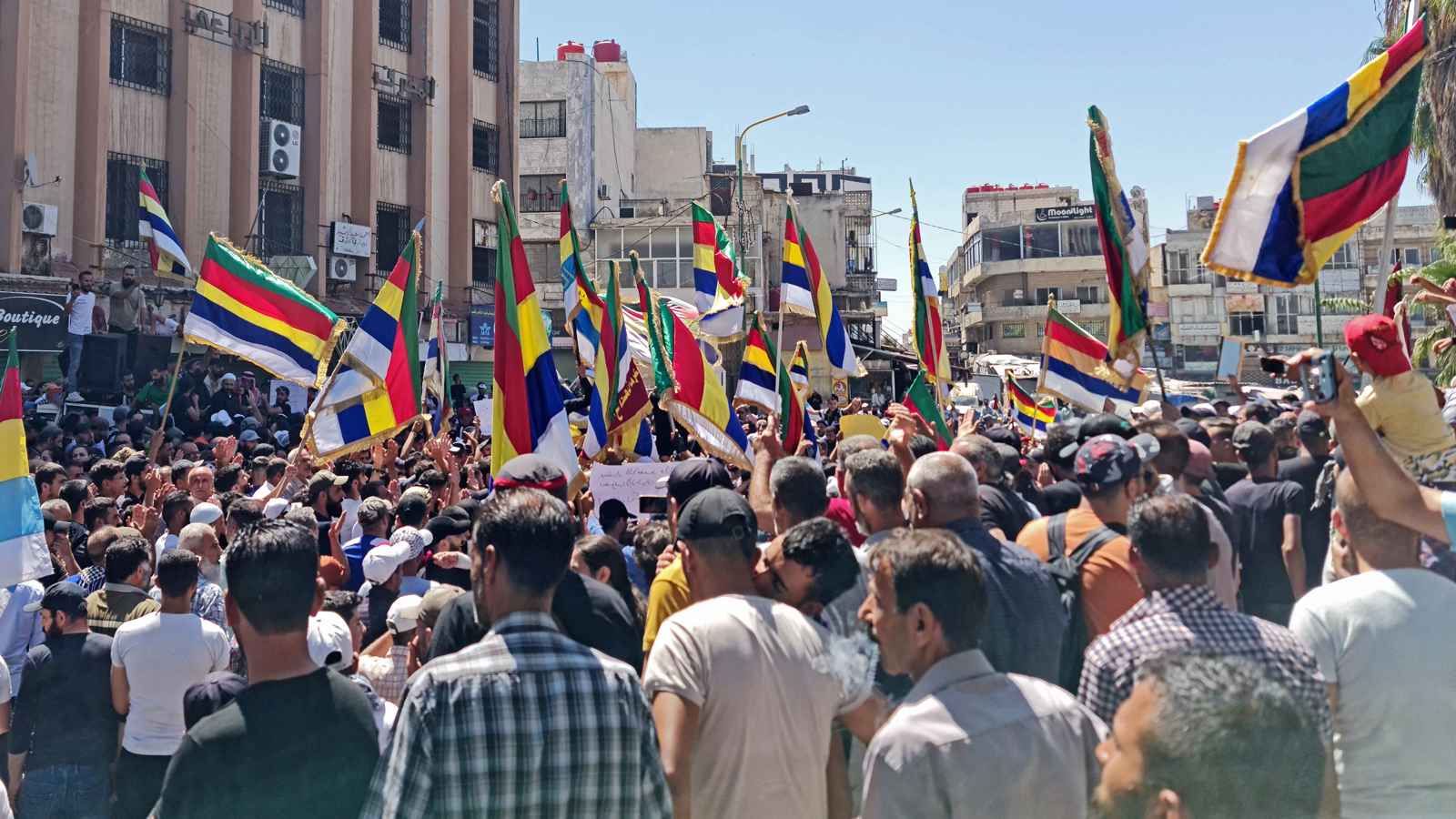 أكبر فصيلين درزيين يعلنان استعدادهما للانضمام إلى الجيش السوري