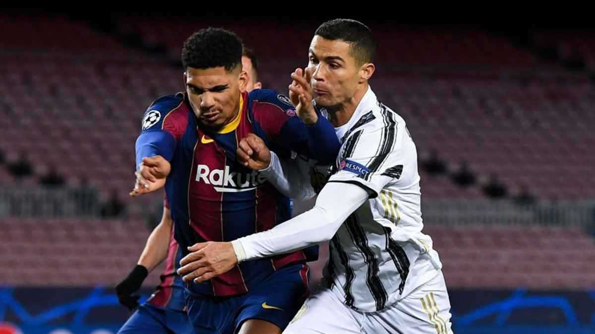 نجم برشلونة يصدم جماهير ناديه بقميص رونالدو (صورة)