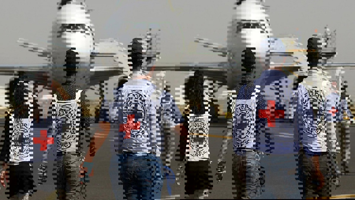 "الصليب الأحمر" ينقل 128 سجينًا حوثيًا من السعودية إلى صنعاء