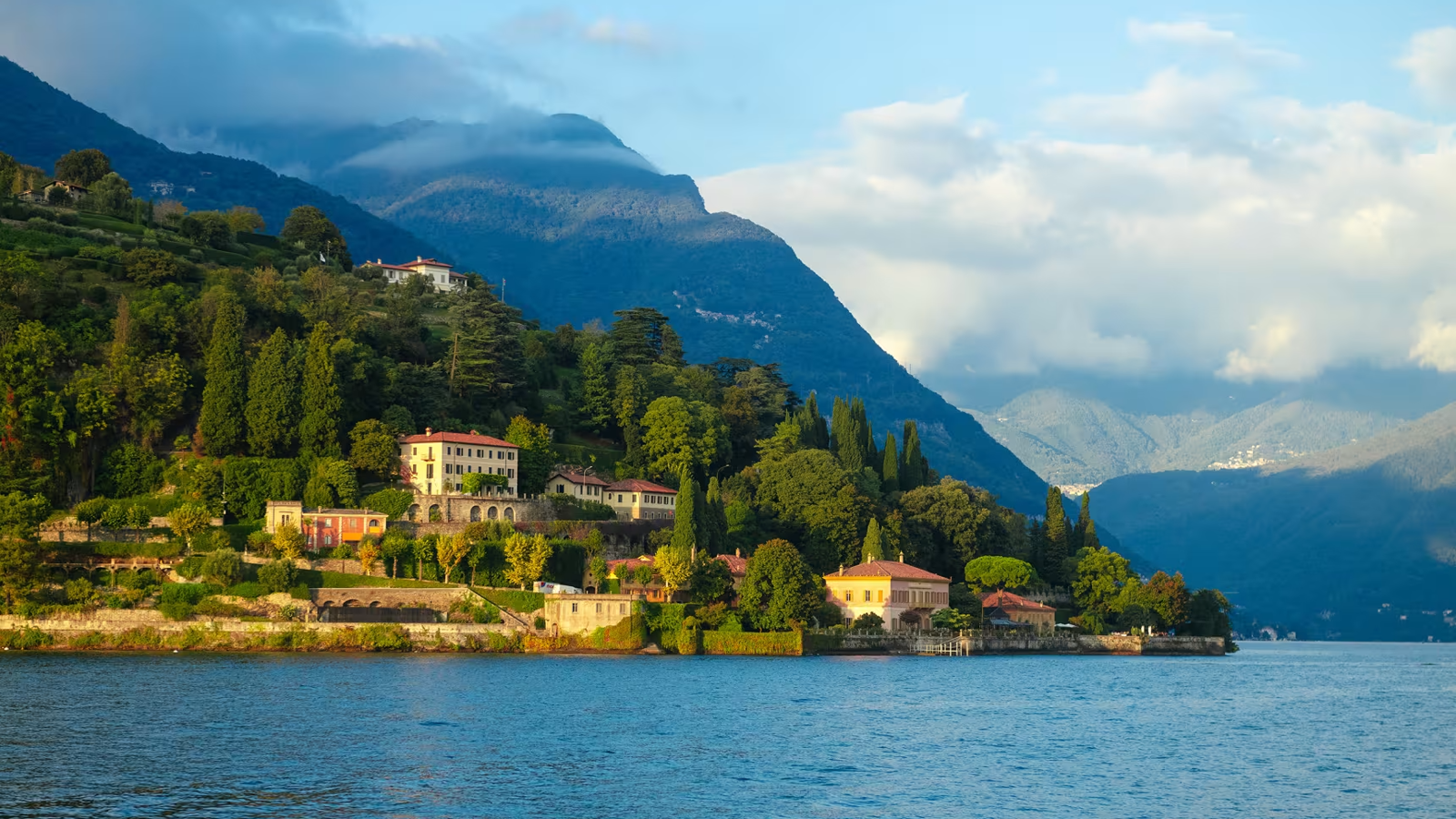"هواء للبيع".. تذكار غير تقليدي لزوار بحيرة كومو الإيطالية