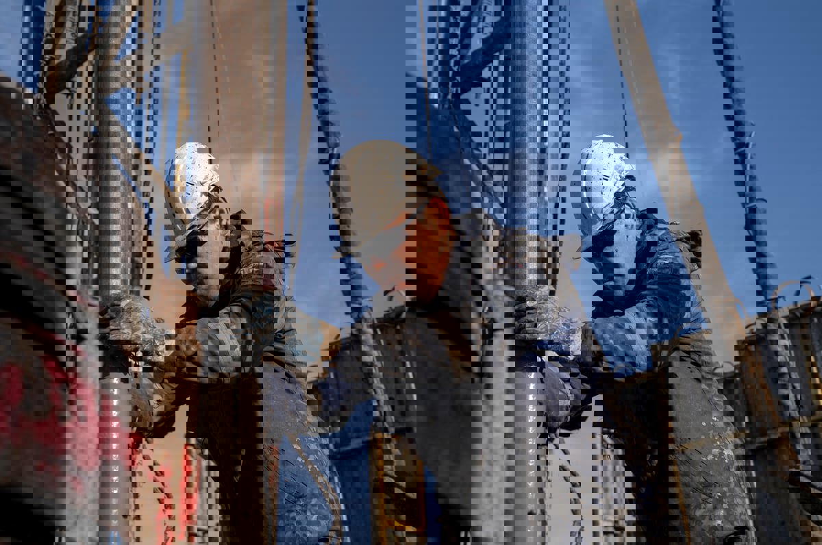 النفط يرتفع بعد تعطل صادرات قازاخستان وروسيا بسبب عاصفة