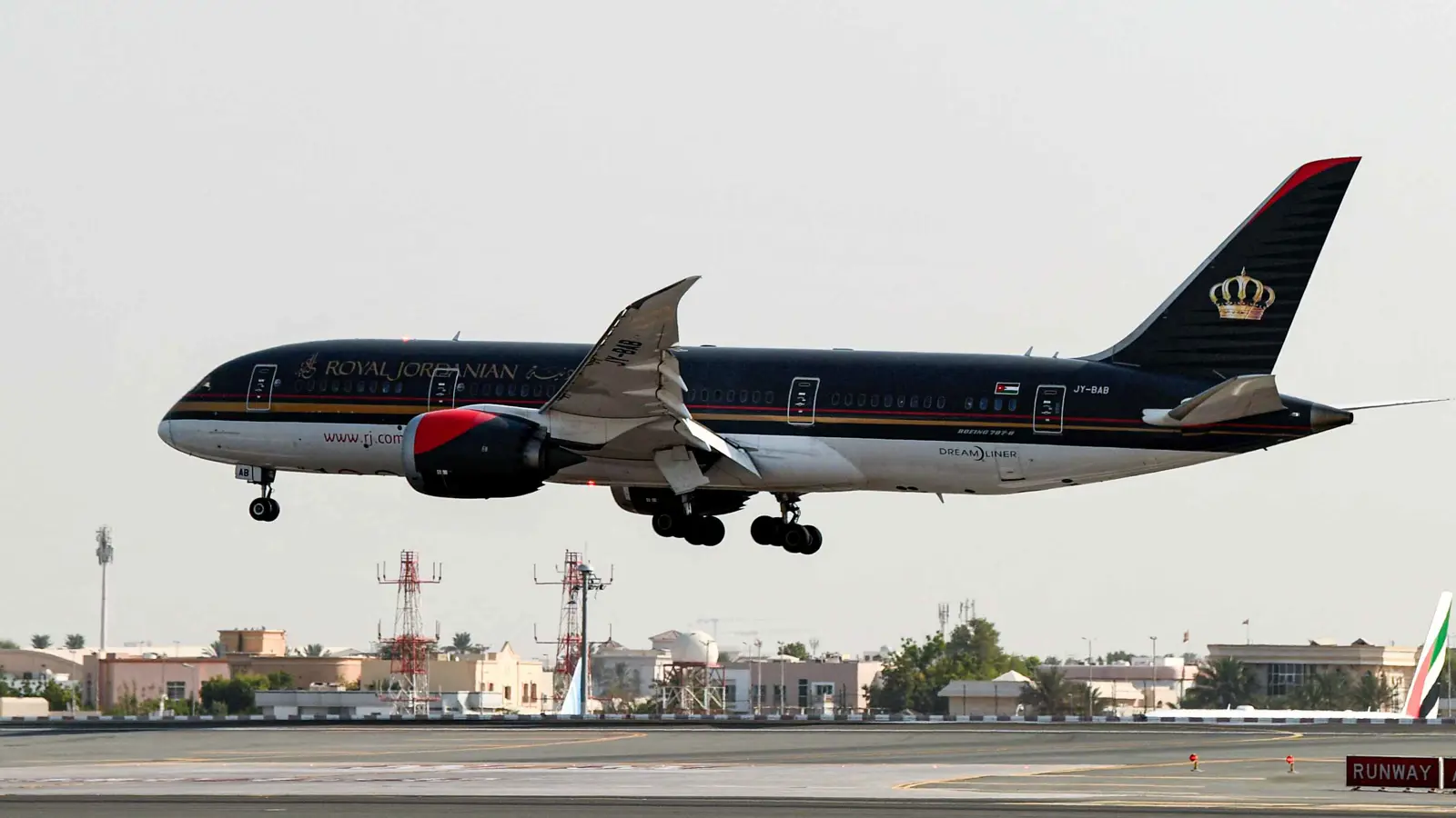 الضباب الكثيف يعيق هبوط طائرات في الأردن (فيديو)