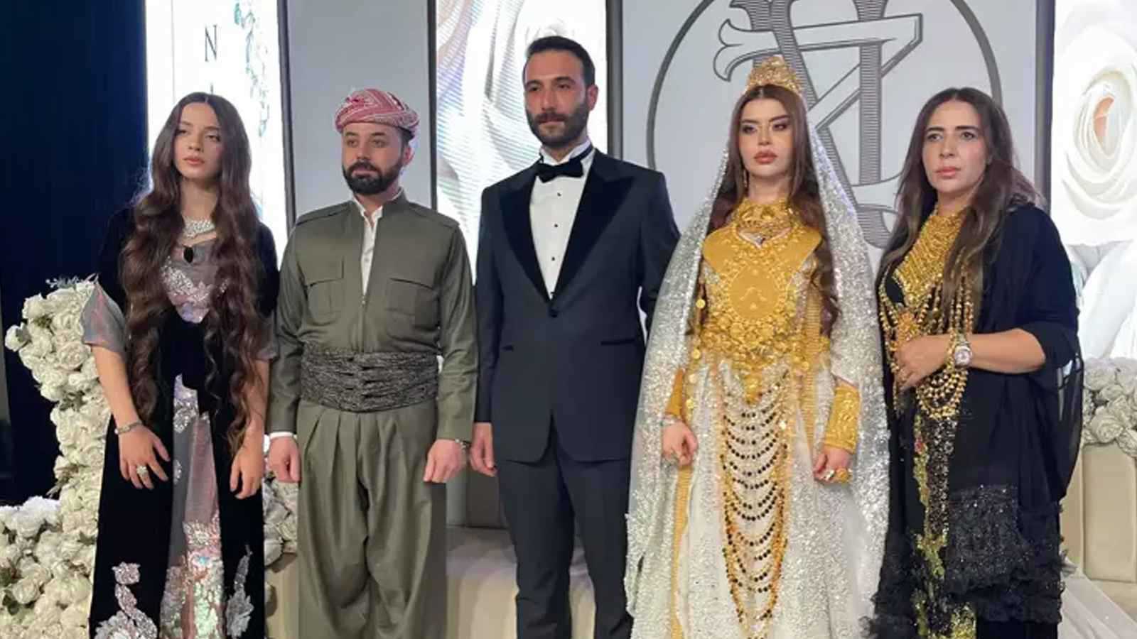 فستان مرصع بالذهب و"إمطار العروسين" بالأموال.. ما قصة العرس؟ (فيديو إرم)