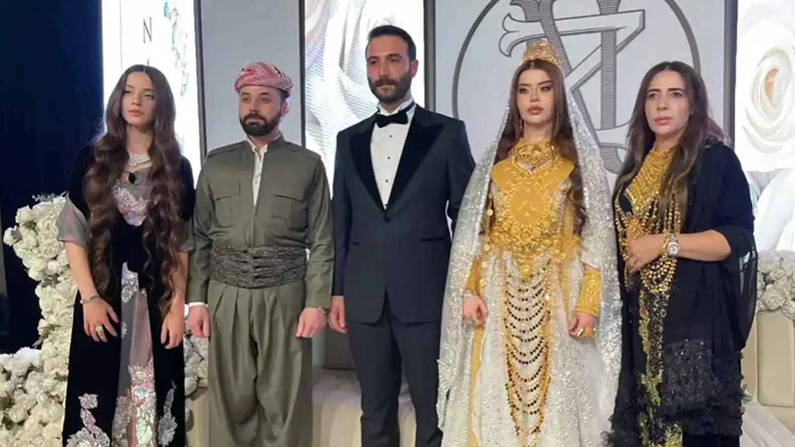 فستان مرصع بالذهب و"إمطار العروسين" بالأموال.. ما قصة العرس؟ (فيديو إرم)