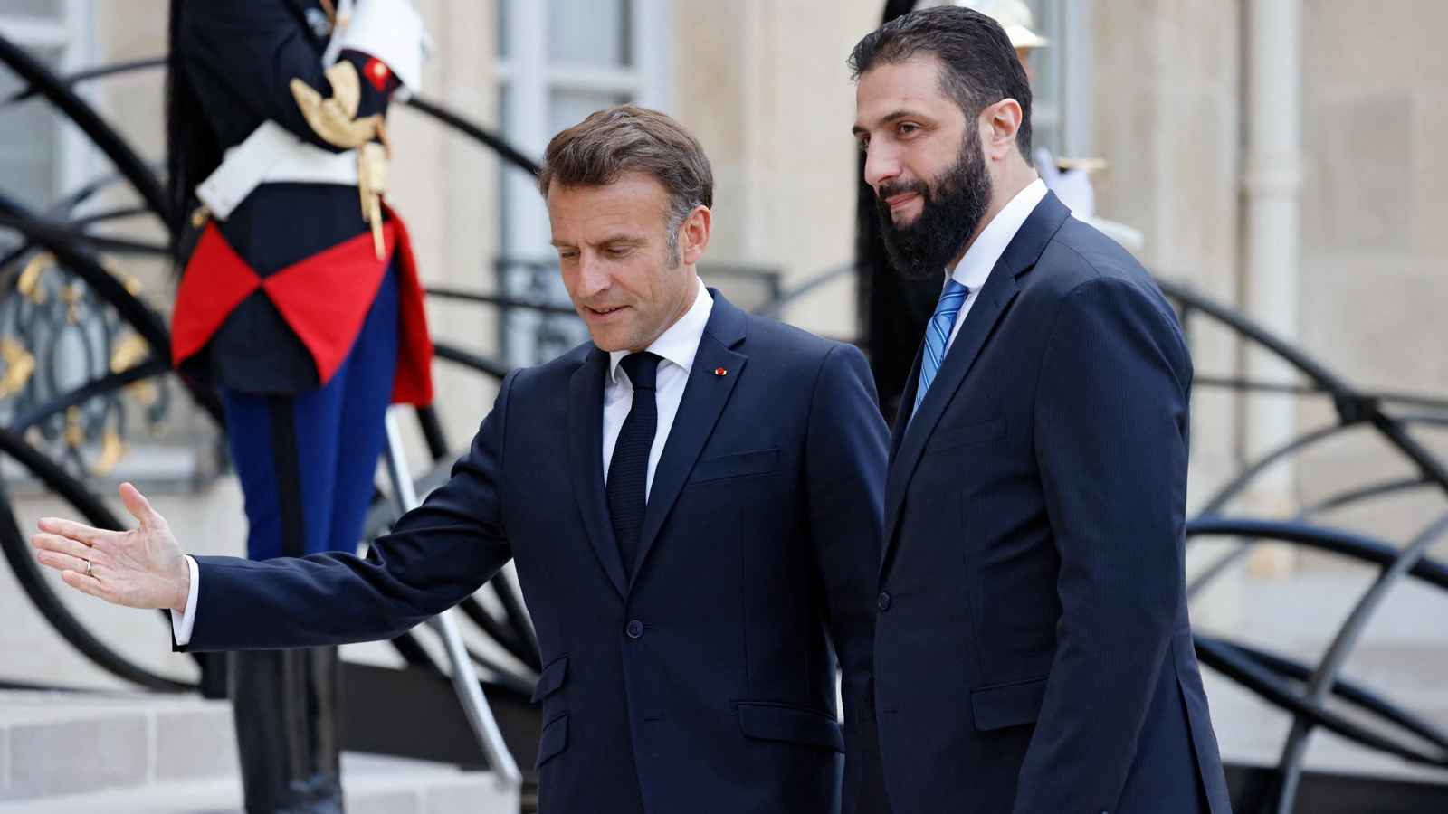 ماكرون يلتقي الشرع في أول زيارة له إلى دولة غربية (فيديو)