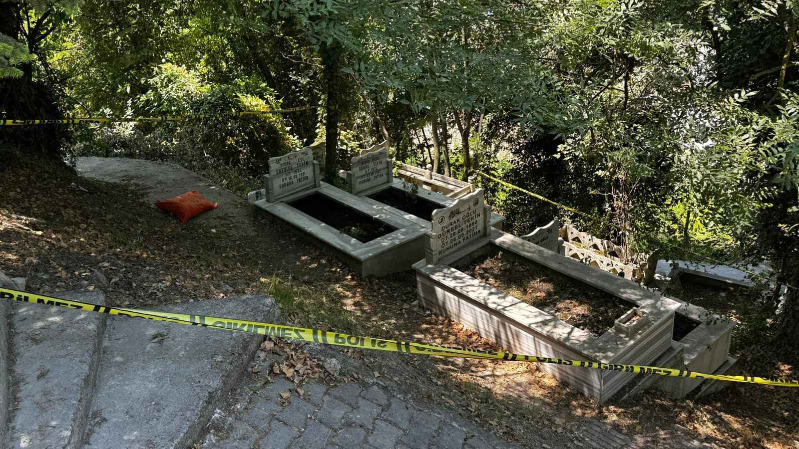 دمية شمع وكتابات عربية داخل قبر تُثير الذعر في تركيا (صور)