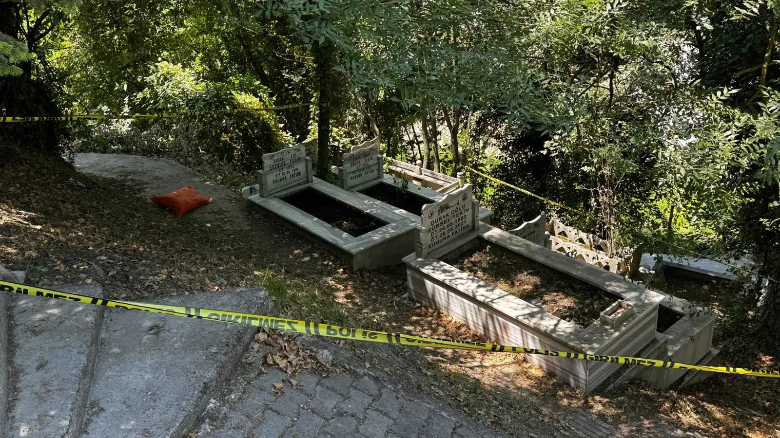 دمية شمع وكتابات عربية داخل قبر تُثير الذعر في تركيا (صور)