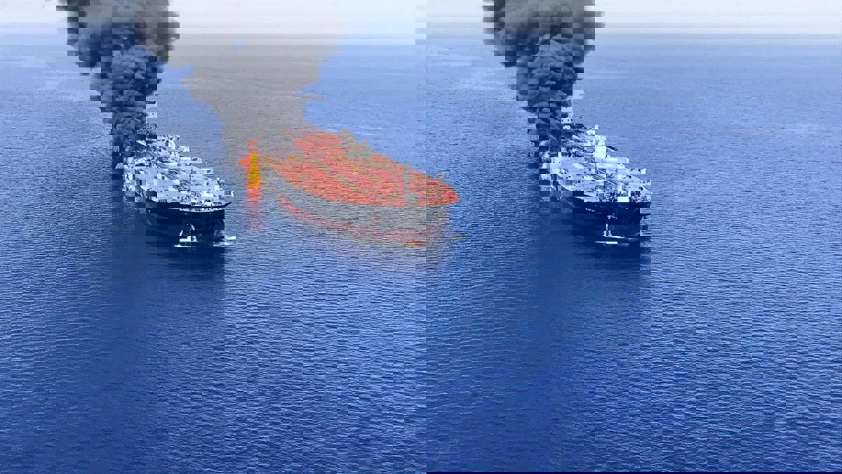 البحرية الأمريكية: طاقم ناقلة نفط مستهدفة عادوا إليها للمساعدة