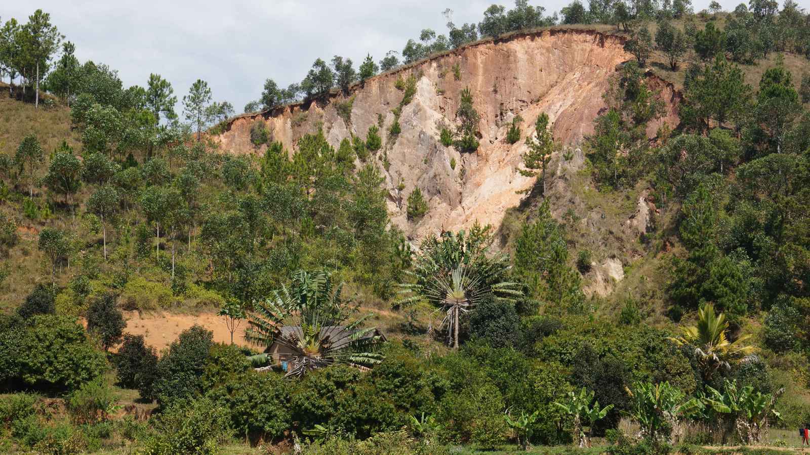 انهيار أرضي يهدد قرية بالألب السويسرية