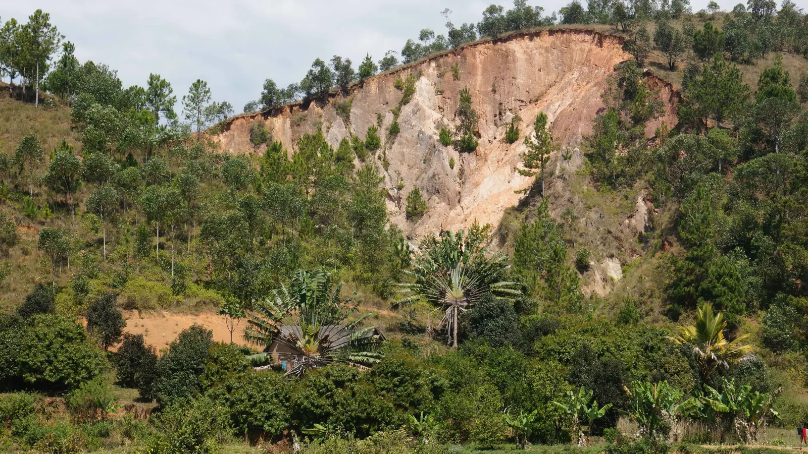 انهيار أرضي يهدد قرية بالألب السويسرية