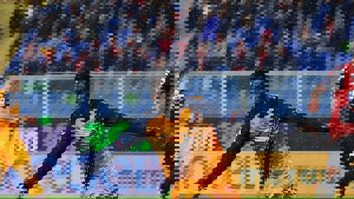 تعليق عنصري يطغى على لحظة تسلم فيلكس أفينا جيان هدية ثمينة من مورينيو (فيديو)