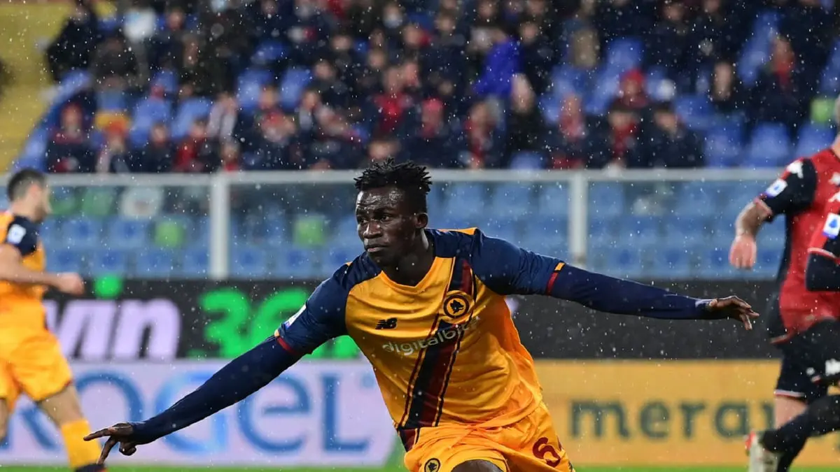 تعليق عنصري يطغى على لحظة تسلم فيلكس أفينا جيان هدية ثمينة من مورينيو (فيديو)