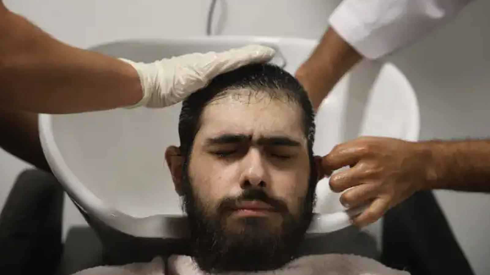 إجبار شاب على الاستحمام