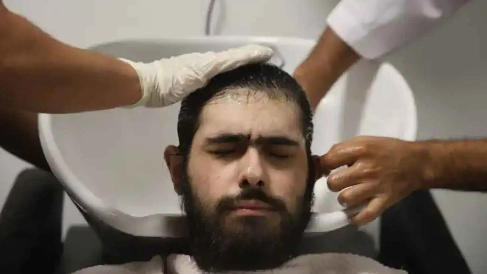 إجبار شاب على الاستحمام