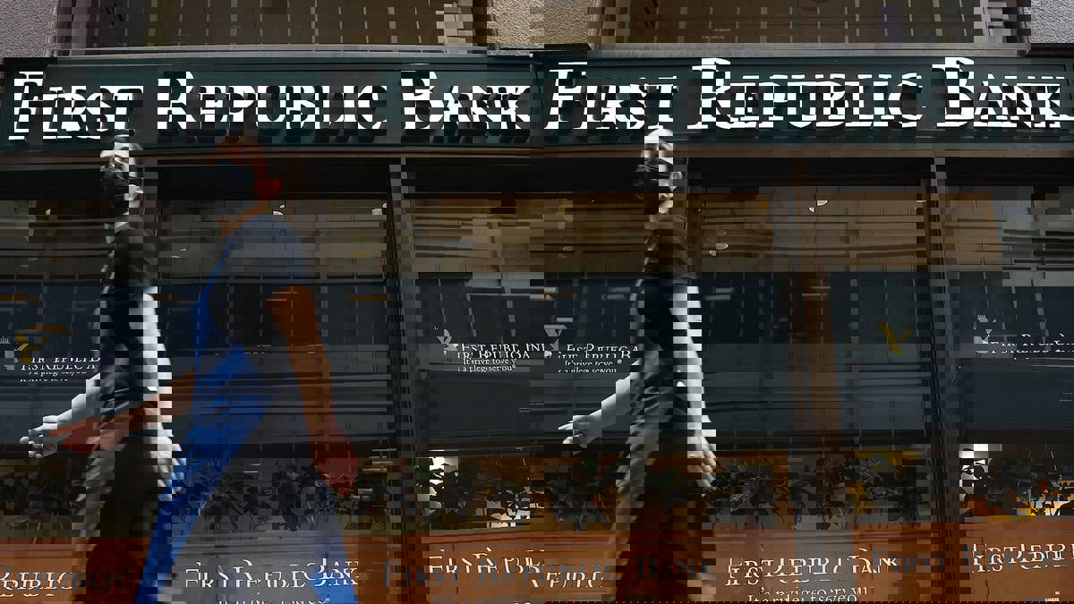 "فيرست ريبابلك".. بنك أمريكي جديد يبحث عمن يشتريه
