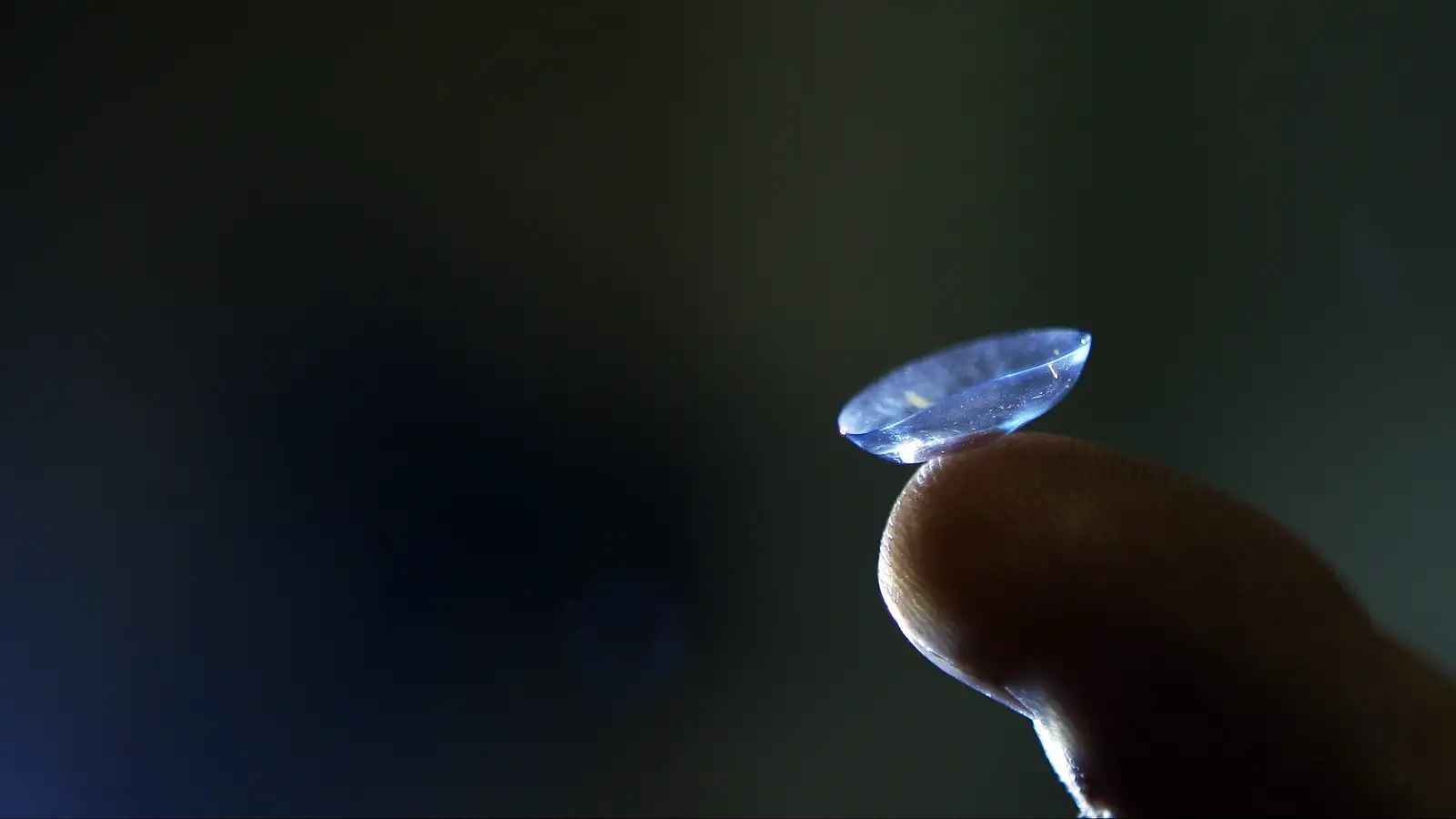 دراسة تكشف حقيقة تأثير العدسات اللاصقة على بصر الأطفال