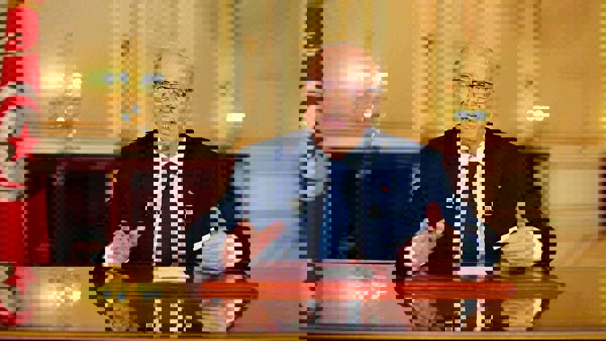 السبسي يكشف عن مبادرة لـ"لم شمل" حزب نداء تونس