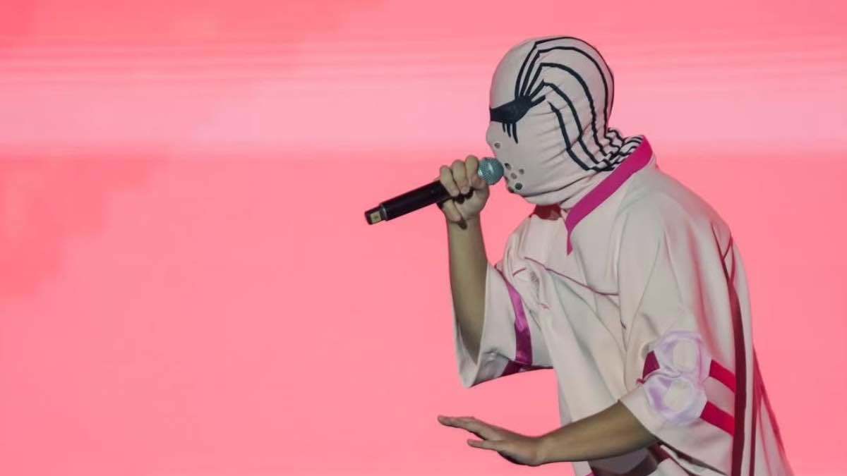 الكشف عن هوية المطرب المقنع توليت.. فمن هو؟