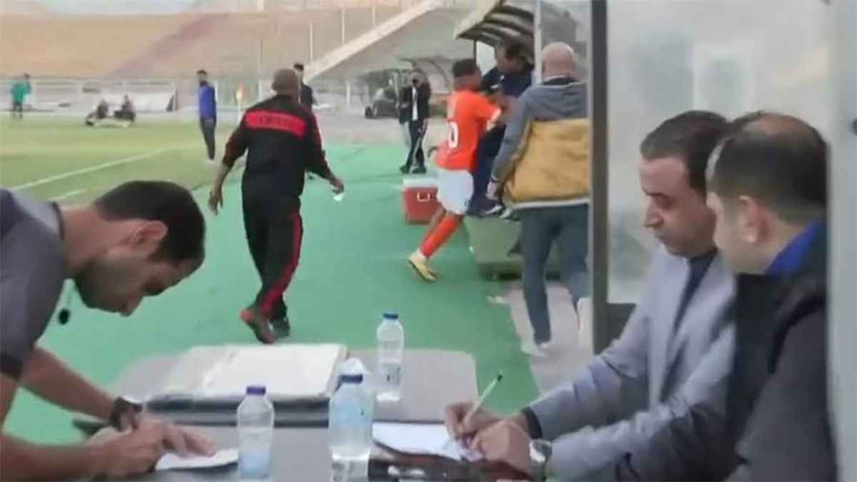 أغرب رد فعل.. لاعب مصري يضرب مدربه بعد استبداله (فيديو)