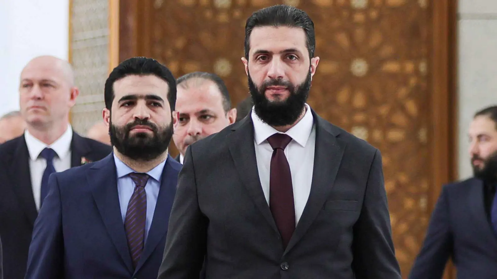 توقعات بحل "تحرير الشام".. ترقب لقرارات الشرع في "خطاب النصر"