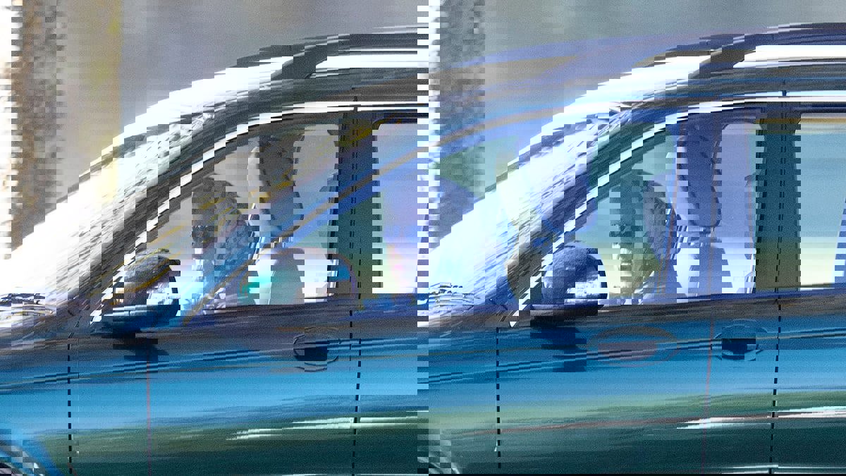 بعد الوعكة الصحية.. ظهور الملكة إليزابيث وهي تقود سيارة قرب قلعة ويندسور‎‎