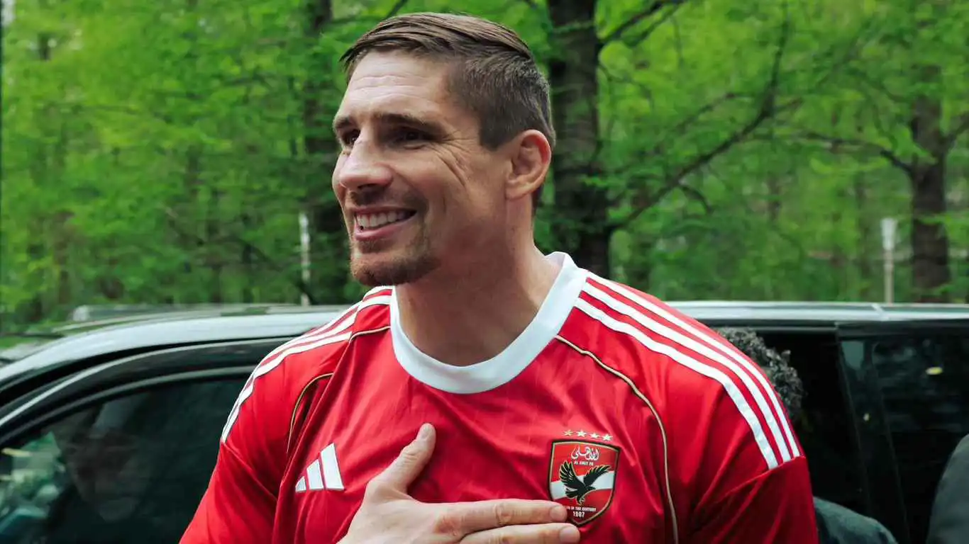 قبل نزال أوسيك.. الملاكم الهولندي ريكو فيرهوفن يظهر بقميص الأهلي المصري (فيديو)