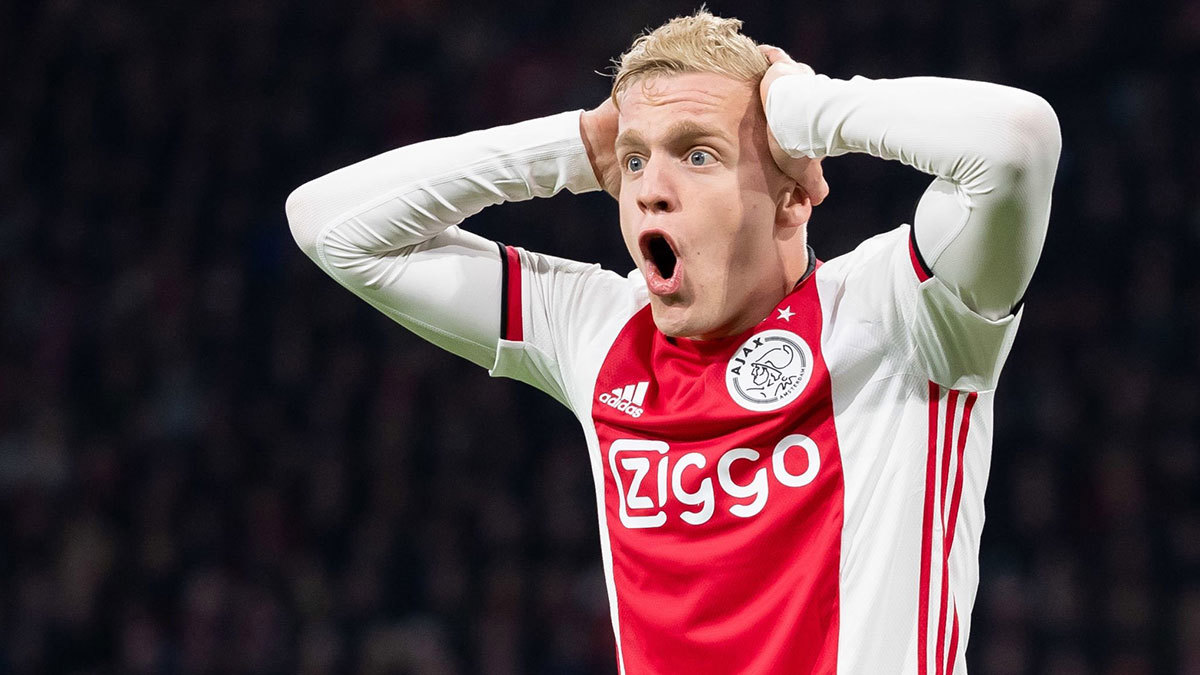 فان دي بيك نجم أياكس يراوغ ريال مدريد