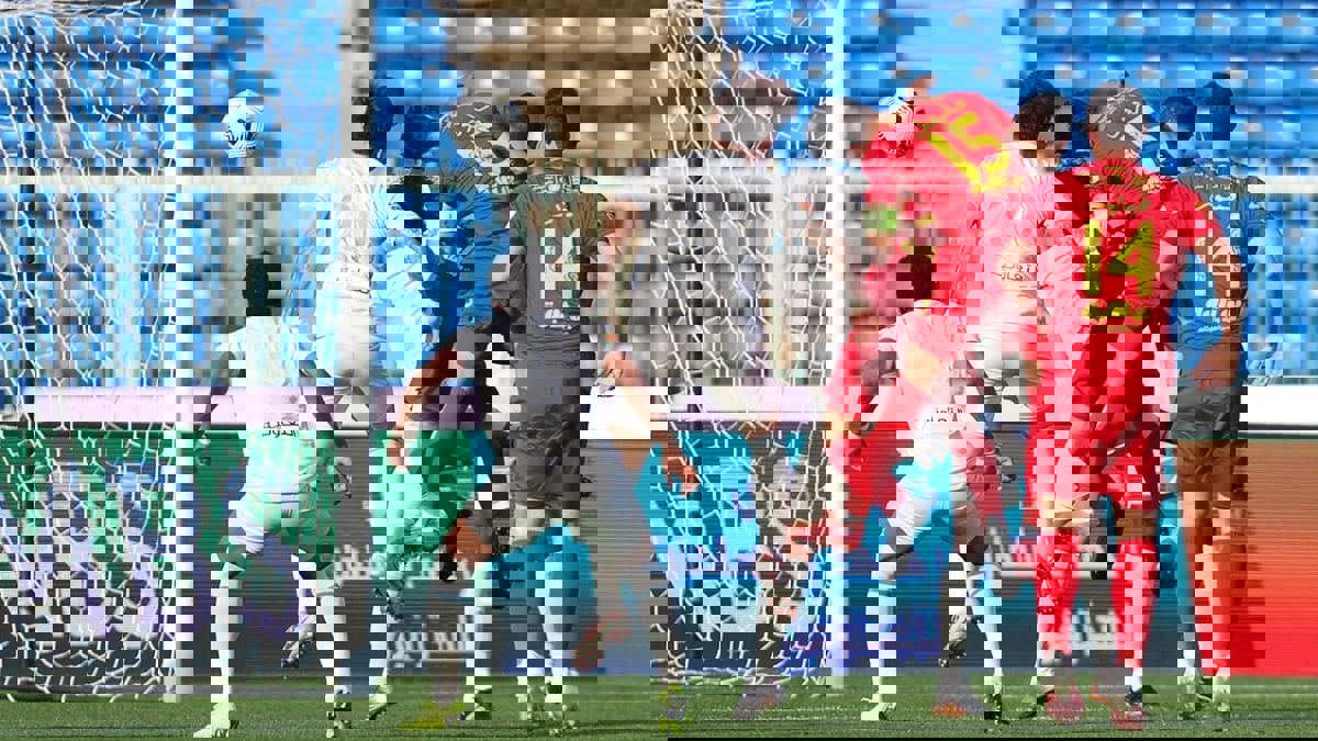 ضمك يهزم الهلال ويحرمه من وصافة ترتيب الدوري السعودي (فيديو)