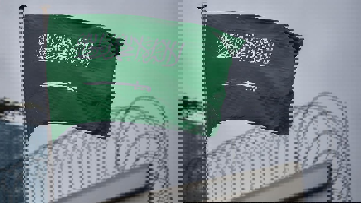 القبض على 4 مقيمين أهانوا العلم السعودي في مكة المكرمة