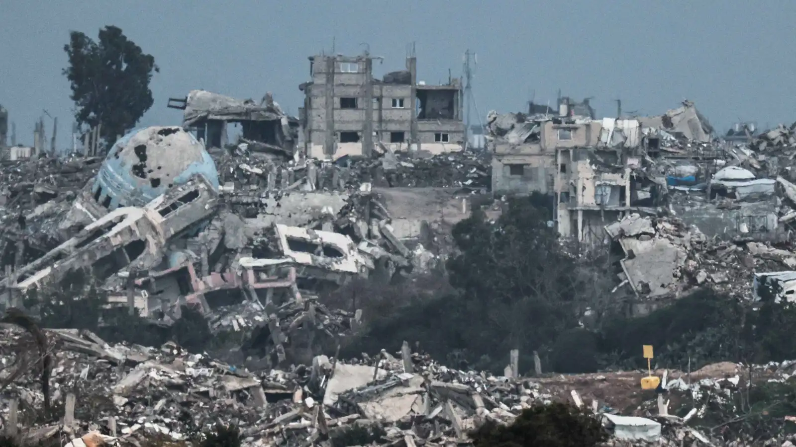 مفقودون وإصابات بانهيار عمارة سكنية في غزة (فيديو)