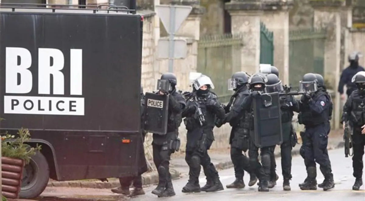 شرطة باريس تخلي كنيسا يهوديا