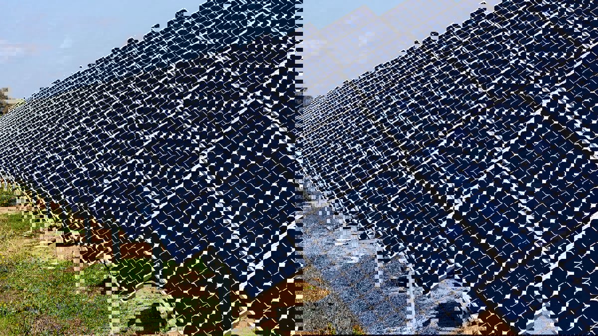 تقنية تنظيف المرايا والألواح الشمسية آليا وبدون قطرة ماء