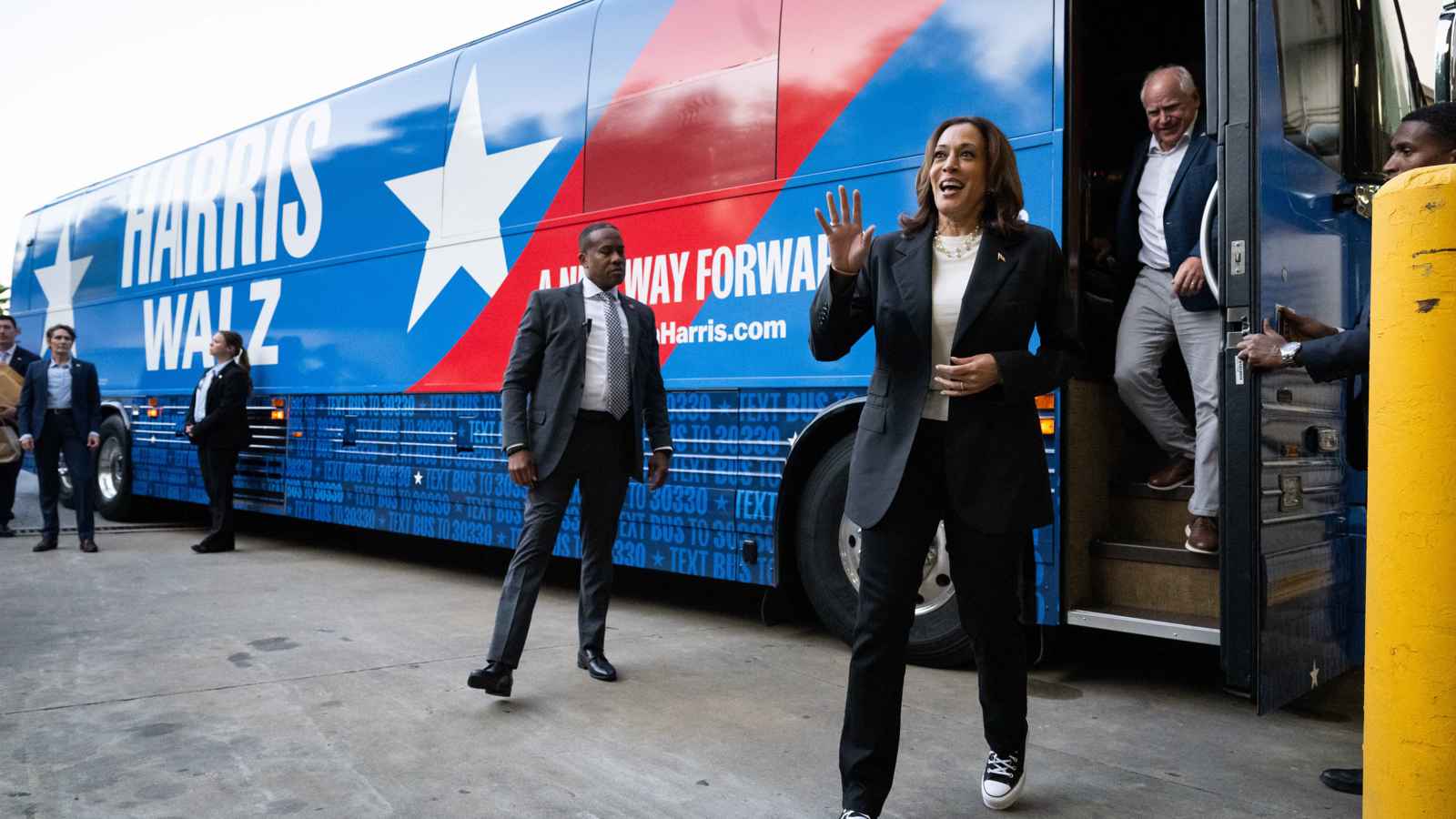 في المعركة النهائية.. هاريس ووالز يزوران الولايات المتأرجحة