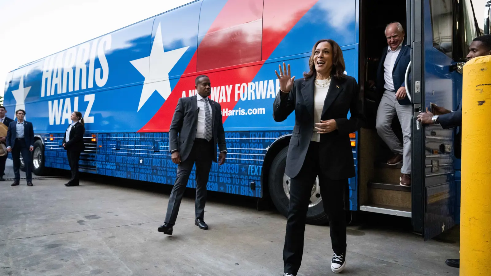 في المعركة النهائية.. هاريس ووالز يزوران الولايات المتأرجحة