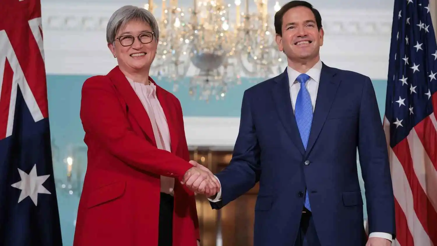 "أُفلت من المقصلة".. كيف نجا تحالف "أوكوس" من غضب ترامب؟