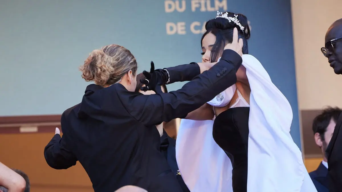 مشاجرة بين ممثلة شهيرة وحارسة أمن في كان السينمائي (فيديو)