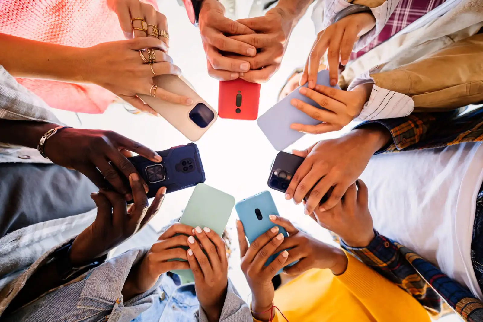 التخلي عن الهواتف والعودة إلى الطبيعة (تعبيرية)